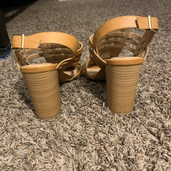 Tan Heeled Sandal (Report) Size 7.5 - Picture 2 of 4